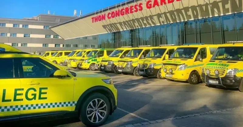 Ambulanser oppstilt utenfor konferansehotell